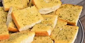 Knoflookchips drogen