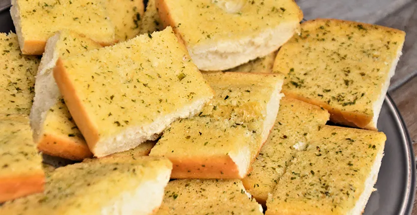 Knoflookchips drogen