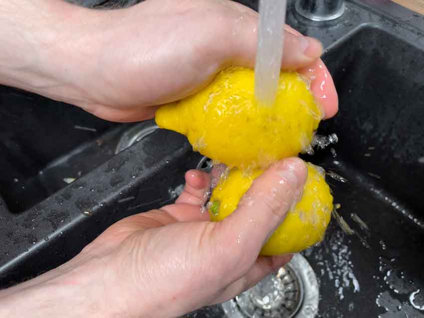 citroen afspoelen voor het drogen