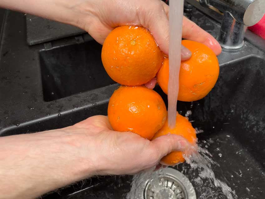 sinaasappelen spoelen voor het drogen