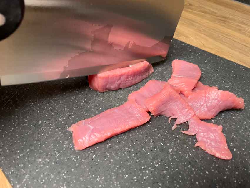 snij de gepelde biefstuk in stukjes