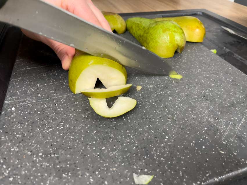 snij de peren in stukjes
