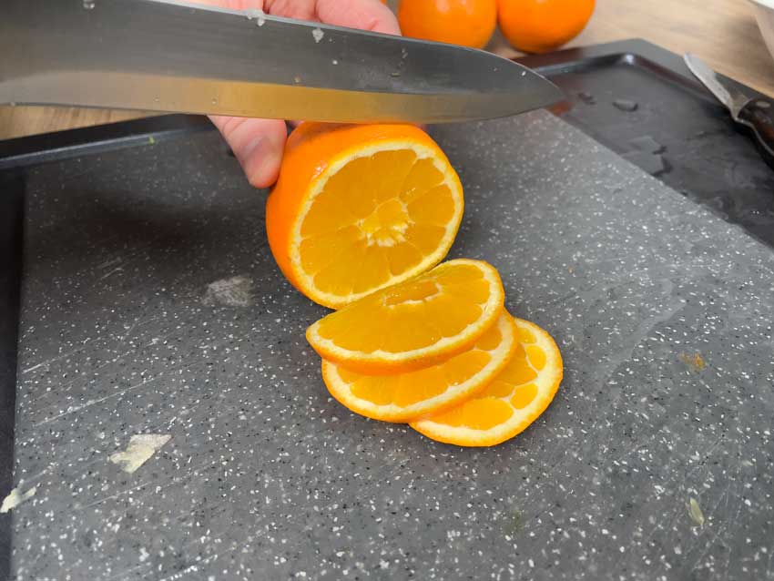 snij de sinaasappels in kleine plakjes 2-3 mm voor het drogen