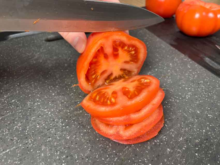 snij de tomaat in stukjes