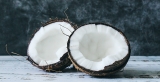 Kokosnoot drogen in een dehydrator
